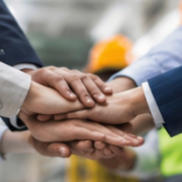 Equipo de trabajo uniendo sus manos